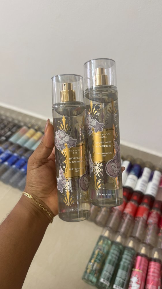 Splash Snowflakes Cashmere 236ml - Bath & Body Works