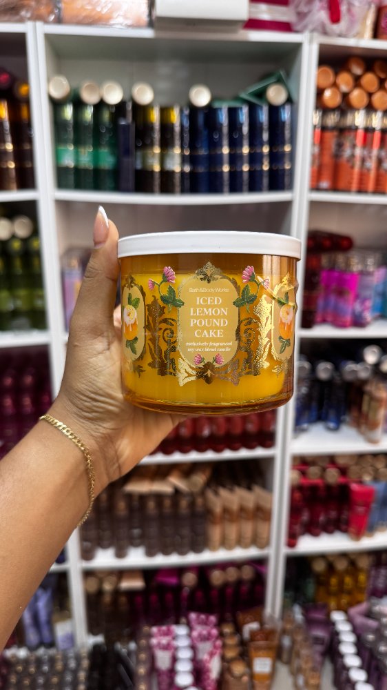 Vela 3 Mechas Iced Lemon Pound Cake 14.5oz - Bath & Body Works