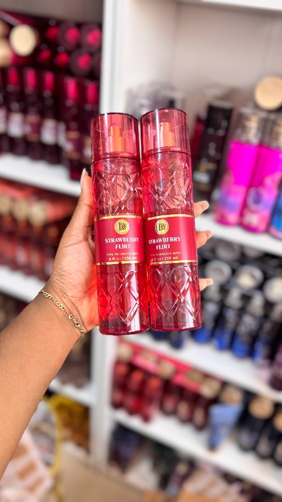 Splash Luxury Strawberry Flirt 236ml - Bath & Body Works