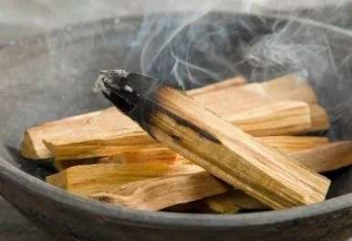 25 a 30 gramas de PALO SANTO