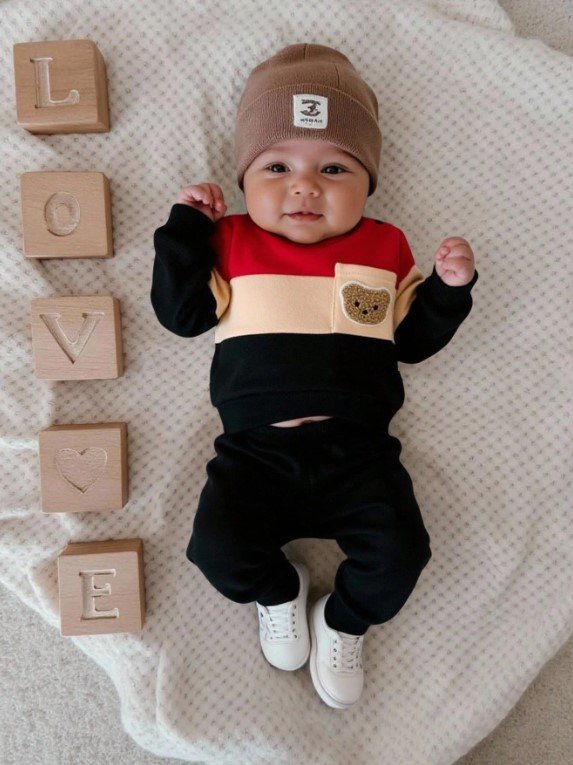 Conjunto de oso negro, beige y rojo