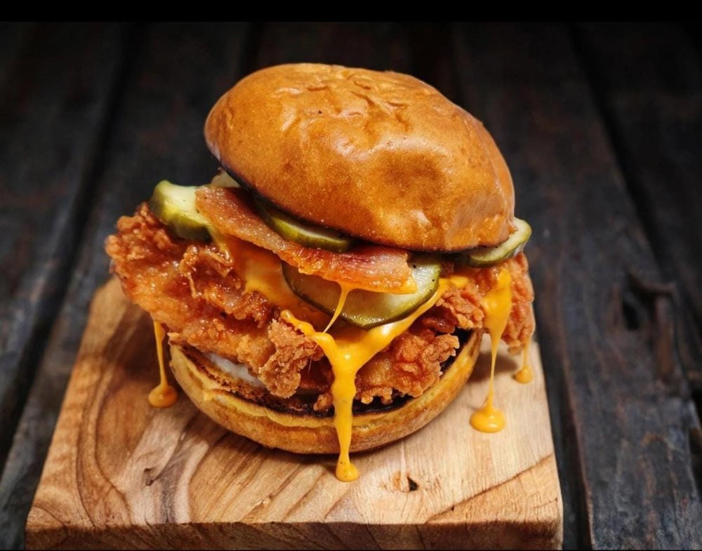 CHICKEN SANDWICH + PAPAS FRITAS
