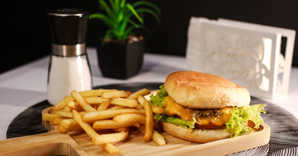 Burger Clásica de Res con Papas