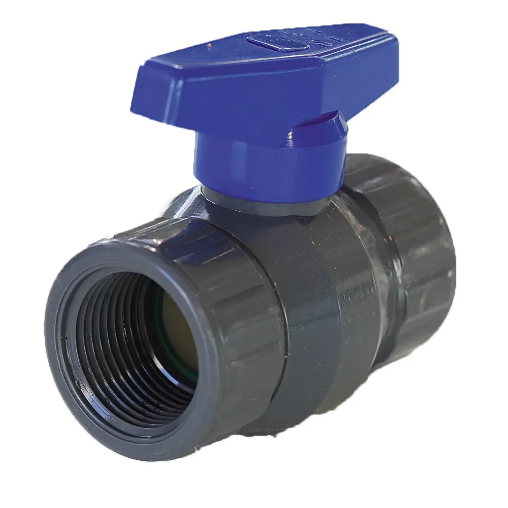 Valvula esférica de paso de agua fabricada en PVC de alta resistencia con manija azul