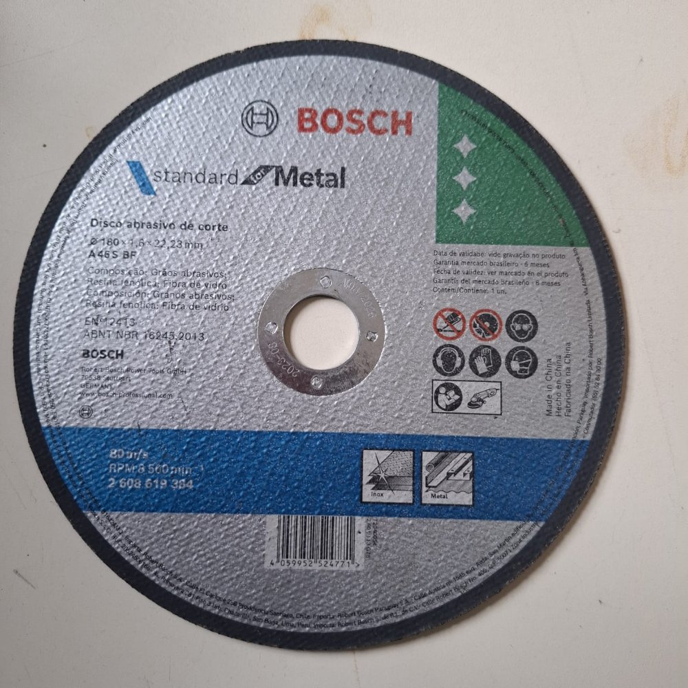 Disco de corte abrasivo Bosch Standard for Metal de 180 mm de diámetro y 1,6 mm de espesor.