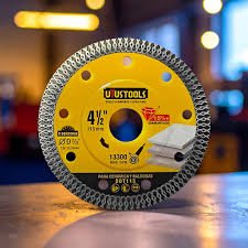 Disco de corte diamantado Uyustools DDT115 de 4 1/2 pulgadas para cerámica y azulejos.
