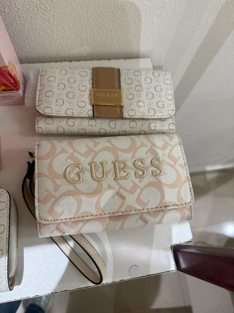 billetera Guess colores crema