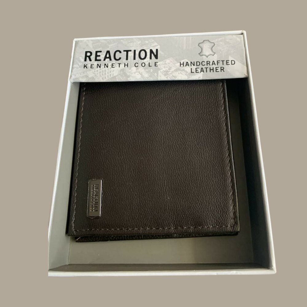 KENNETH COLE Billetera café para hombre c/plaquita