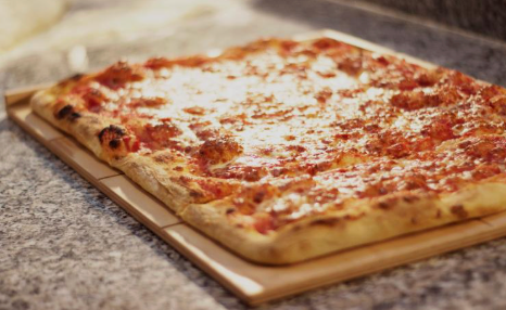 Pizza (8 pedazos) 1 ingrediente. Si agrega más ingredientes 100 más