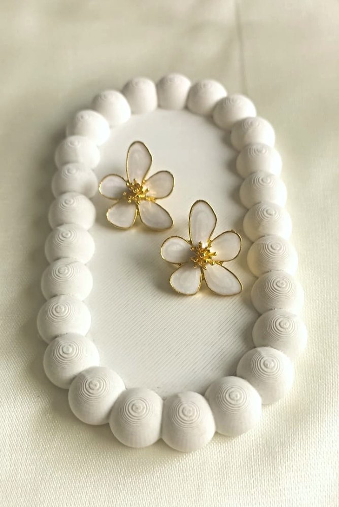 ARETES FLOR BLANCA PISTILOS DORADOS