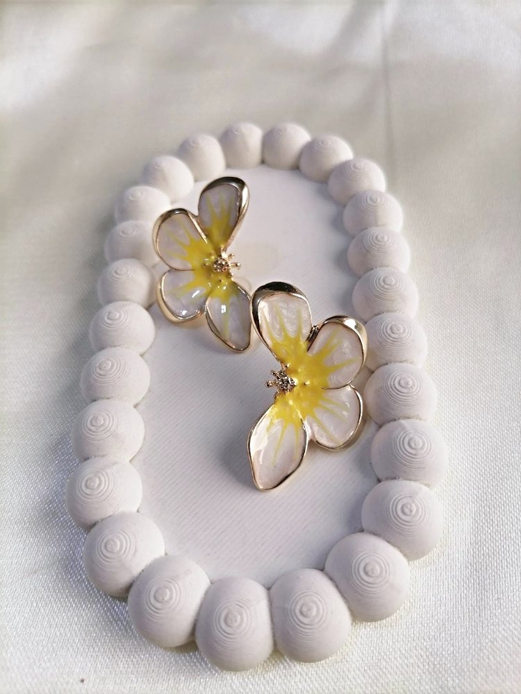 ARETES CHUNKY MEDIA FLOR BANCA Y AMARILLO