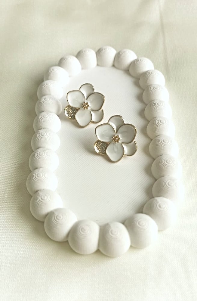 ARETES FLOR BLANCA CON CIRCONES