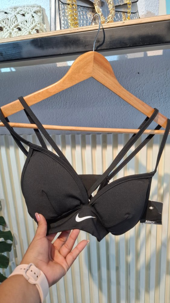 Top Nike negro