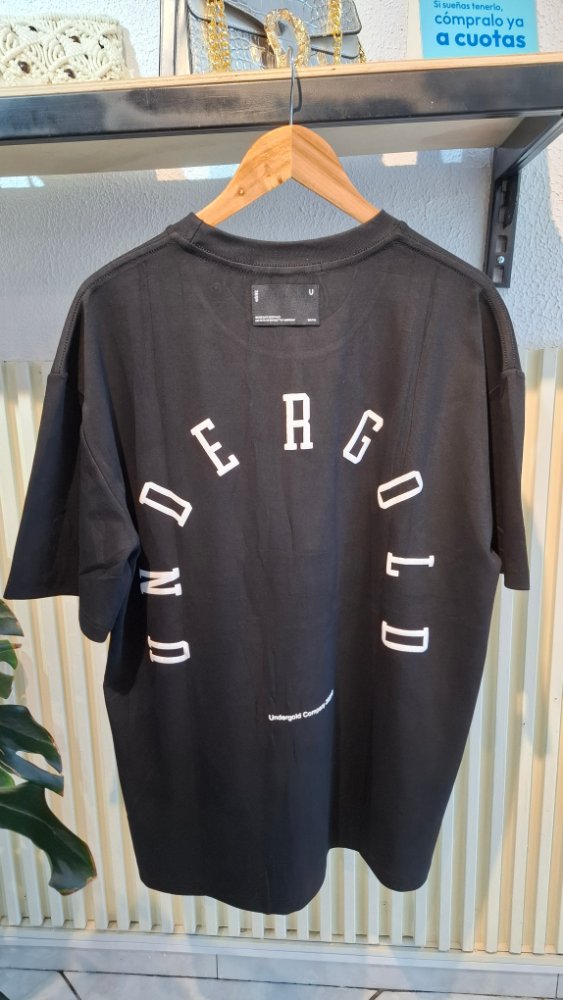 Camiseta Under gold company