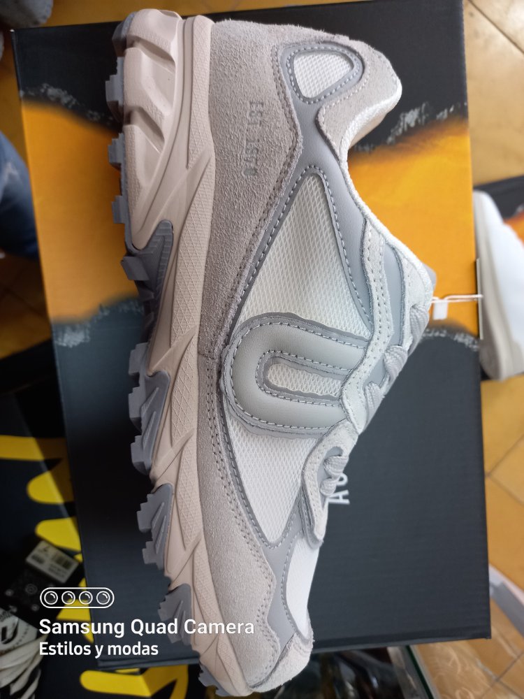 uh343 39.5 white