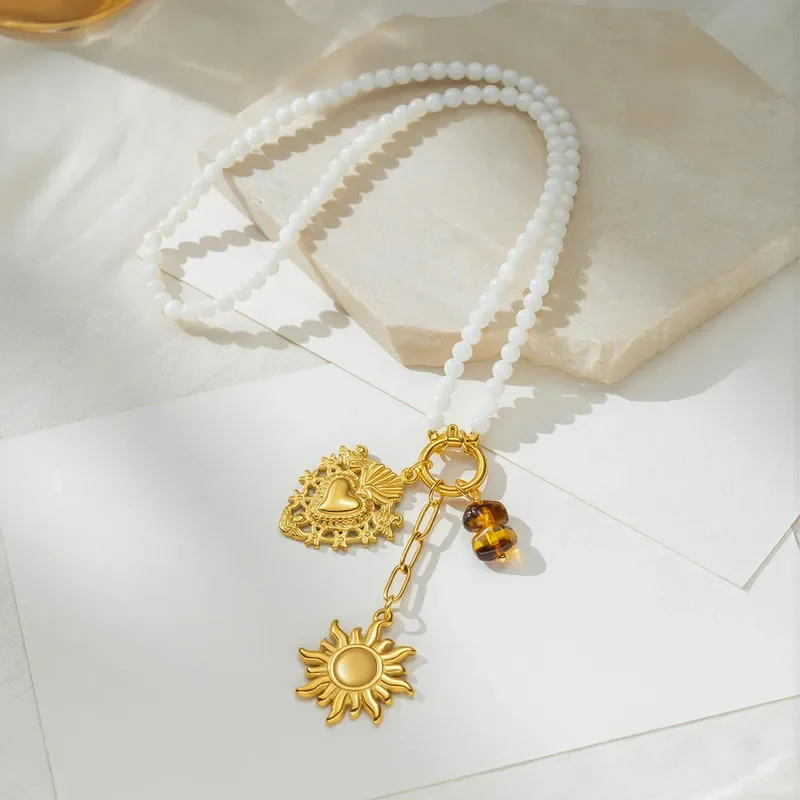 CH 107 - COLLAR COLGANTE CORAZÓN MUJER, CHAPADO ORO 18K, PERLA IMITACIÓN