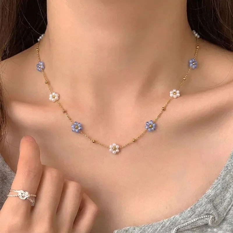 CH 242 - COLLAR DULCE PATRÓN DE FLORES EN BLANCO Y AZUL