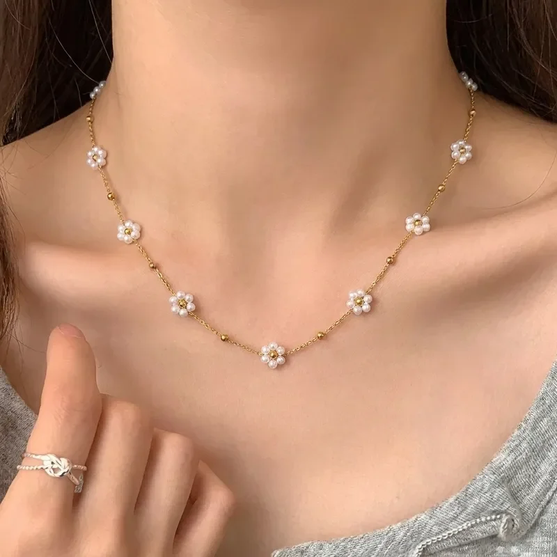 CH 227 - COLLAR DULCE PARA MUJER PATRON BLANCO Y DORADO