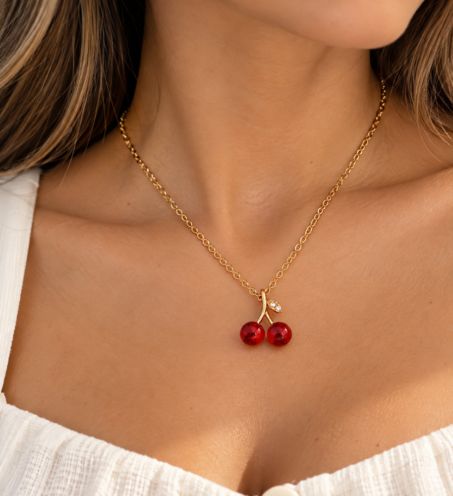 CH 119 - CADENA PORTACABLES DE ACERO TITANIO CON COLGANTE EN PATRÓN CEREZA PARA MUJER, ESTILO CASUAL