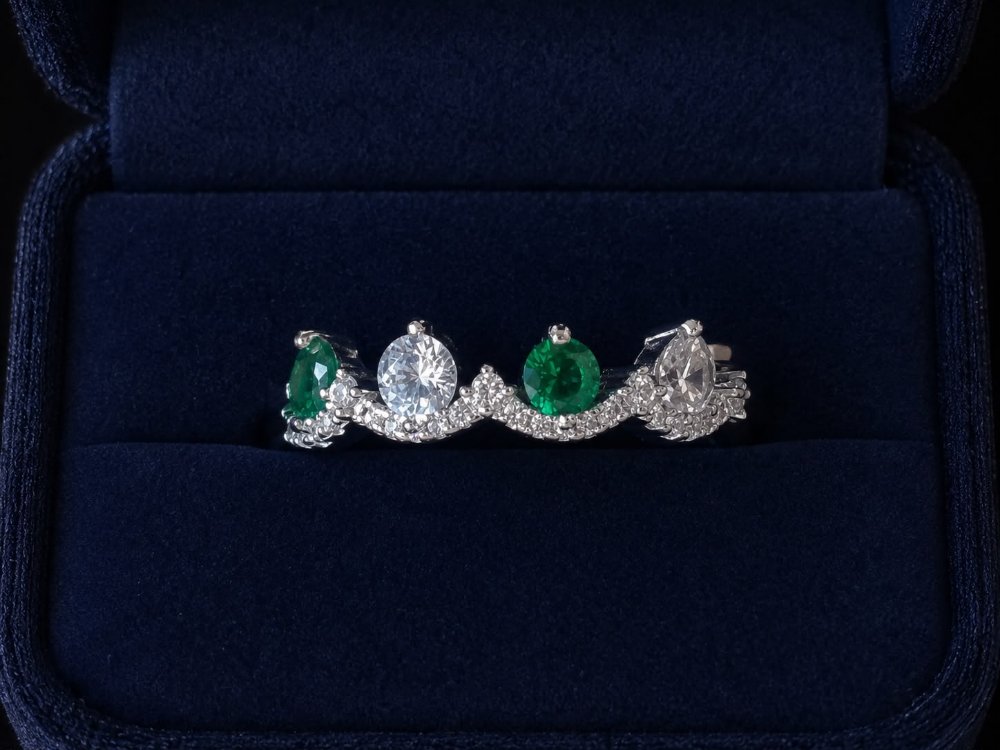 ANILLO CORONA ESMERALDA Y BLANCA (2.65)
