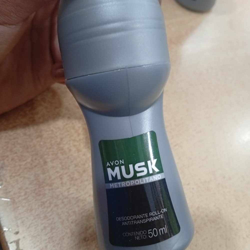 desodorante roll-on musk metropolitano