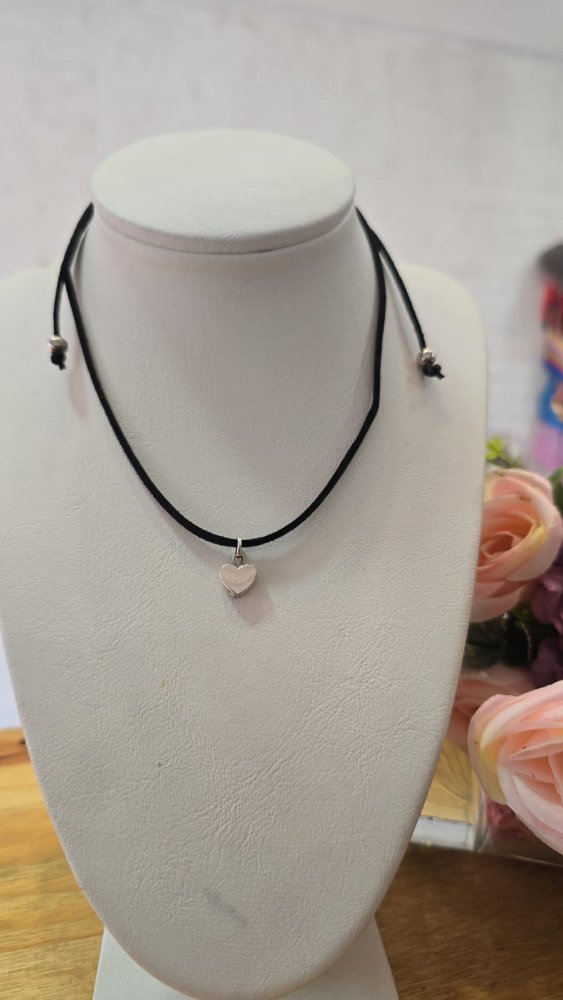 CHOCKER CORDON NEGRO CON MINI CORAZON PLATEADO