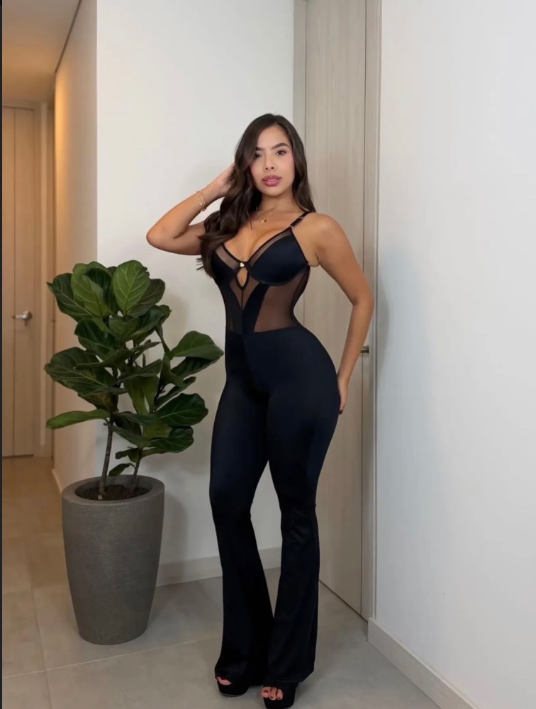 Enterizo negro escote