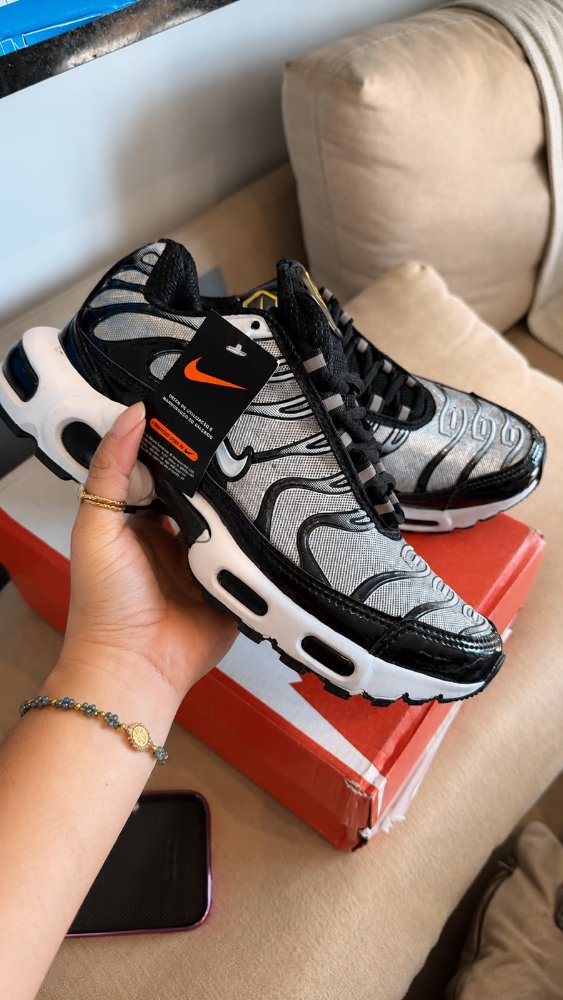 Nike negros TN