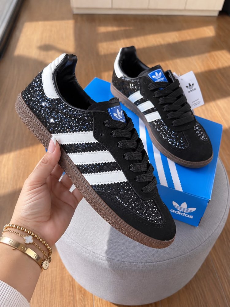 Sambas negros con detalles brillosos