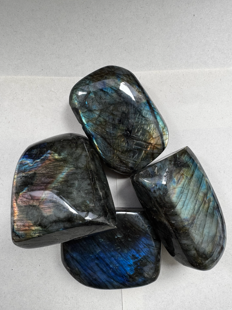 Piezas individuales de Labradorita Pulida (cantos rodados de alta gama).