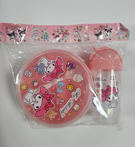 Paquete de comidera y botella de sanrio