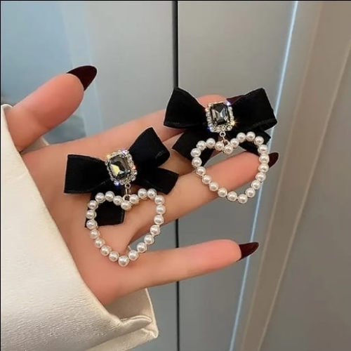 Aretes en forma de corazón con moño negro