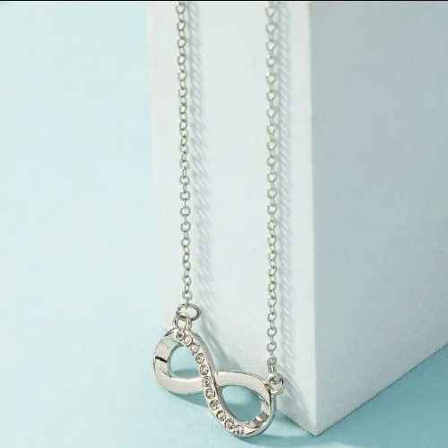 Collar con dije diseño infinito con perlas