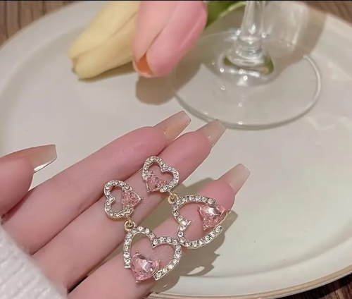 Aretes para dama con diseño de corazón en tonos rosa