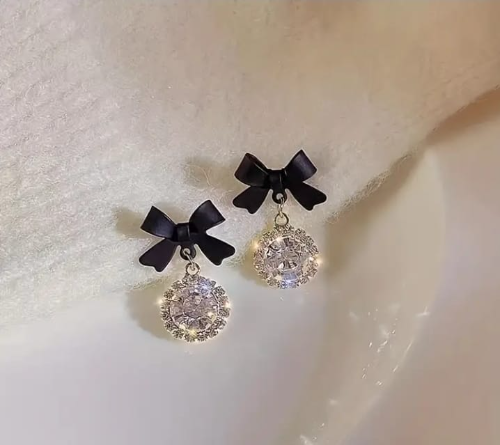 Aretes de moño negro con pedrería