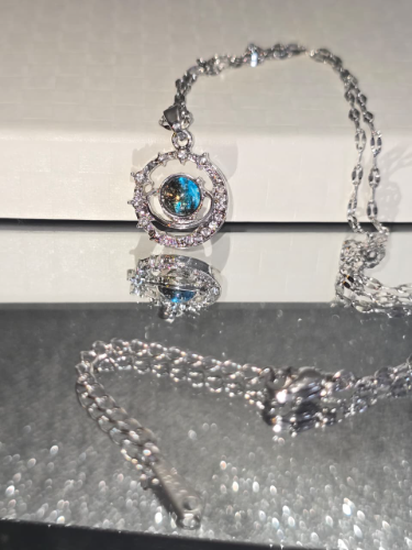 Collar para dama con dije de Saturno
