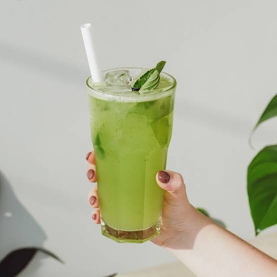 Limonada con hierba buena
