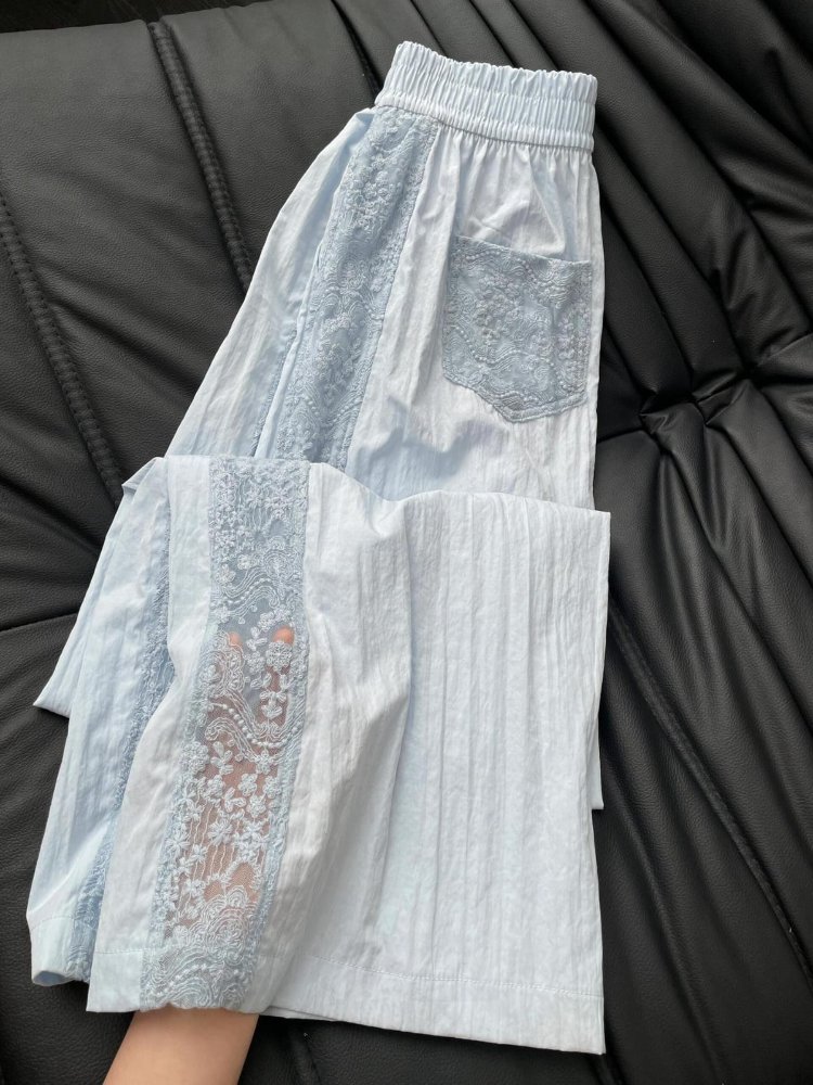 PANTALON CON DISEÑO  DE ENCAJE LATERAL
