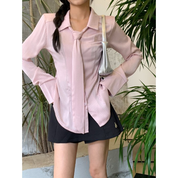 BLUSA CON RAYAS Y CORBATA