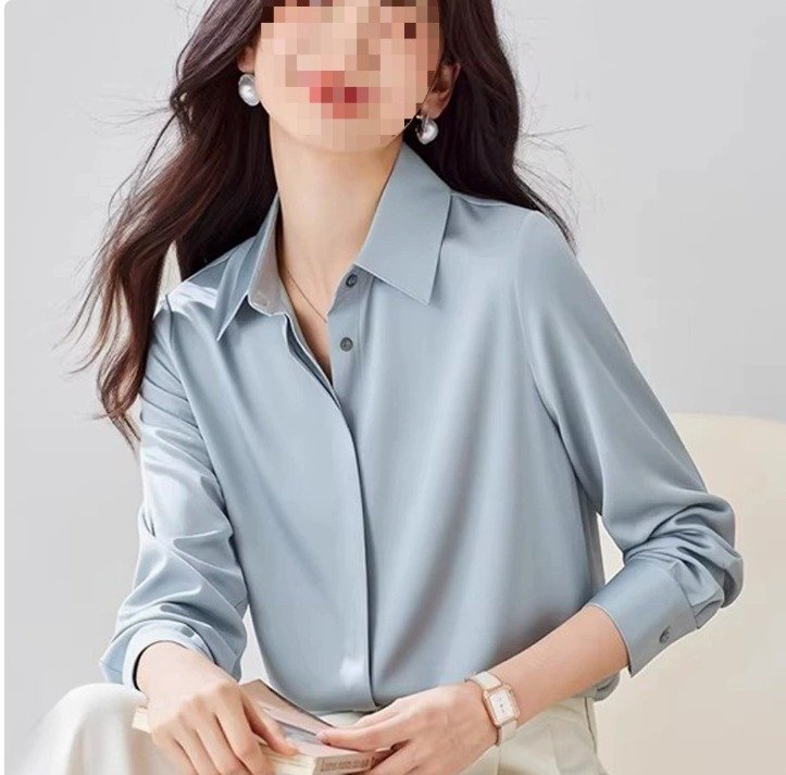 CAMISA SATINADA CON BOTONES INVISIBLES