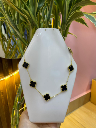 Collar trebol negro