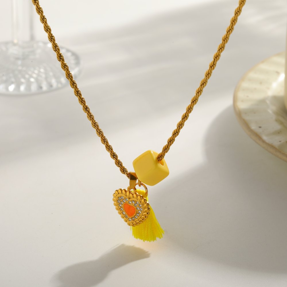 Collar Relicario Corazón Tropical amarillo