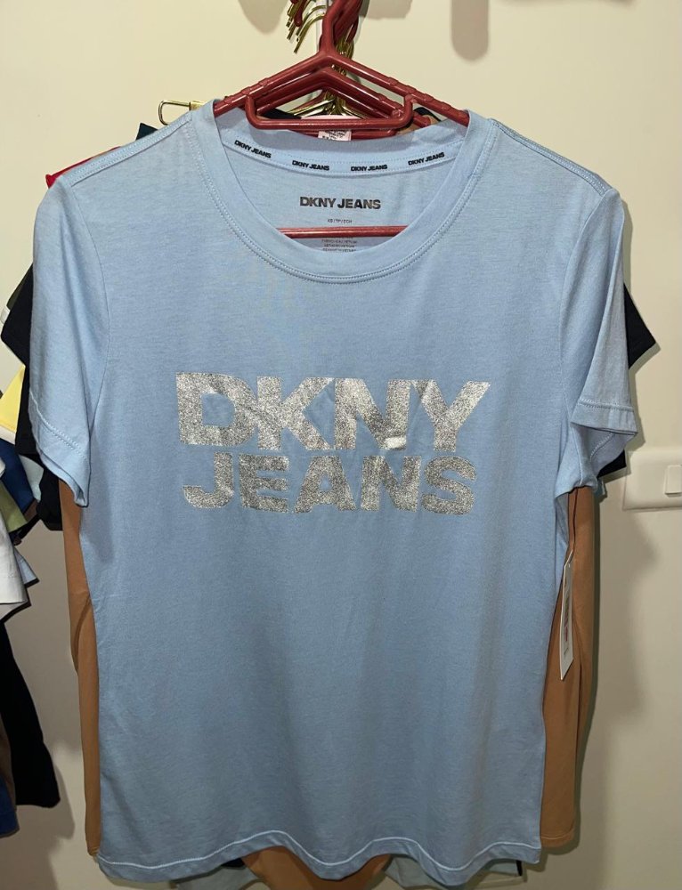 Blusa 🇺🇸 DKNY JEANS celeste talla S