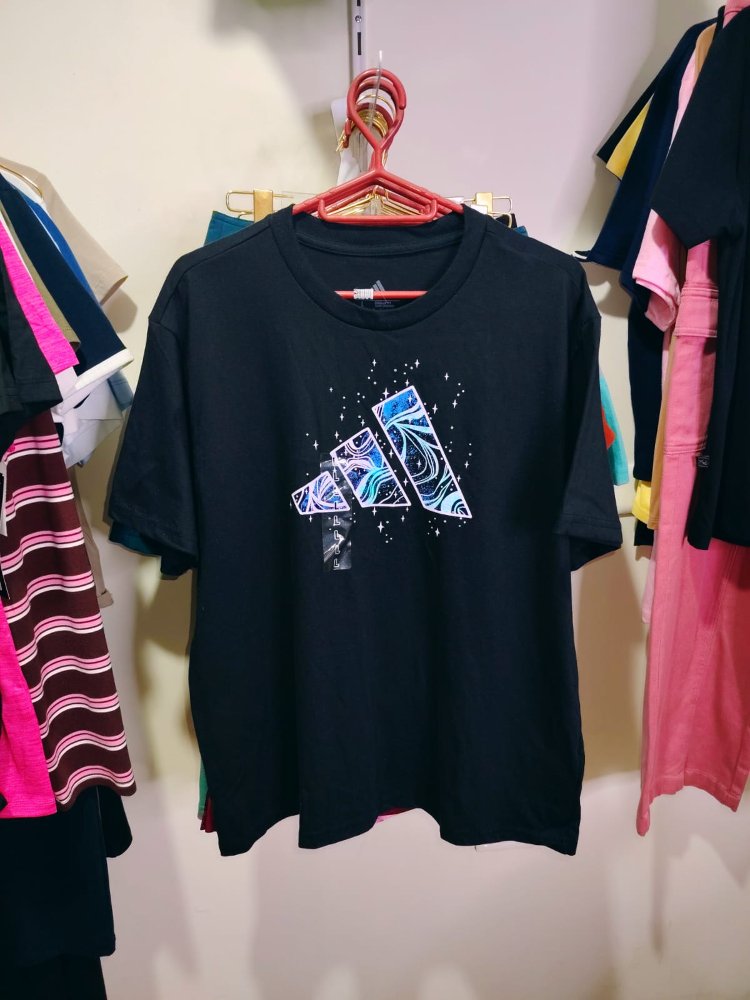 Blusa ADIDAS performance con galaxia talla L