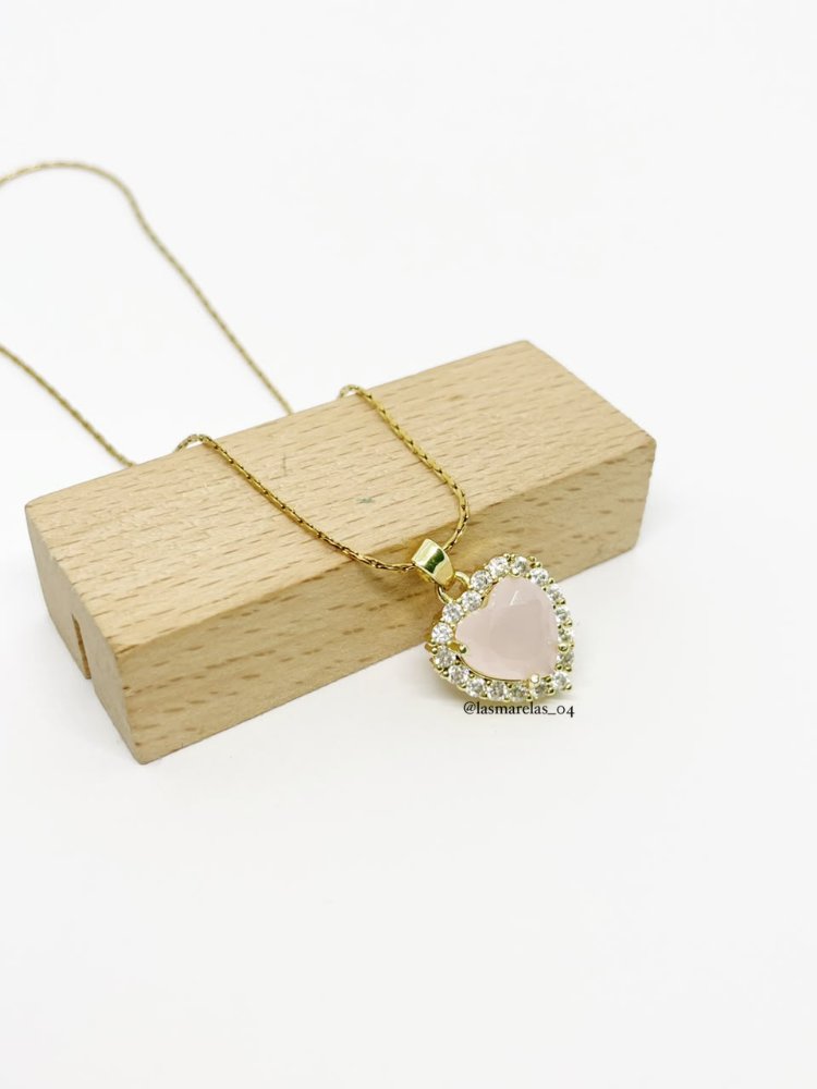 Cadena de corazon rosado con piedras