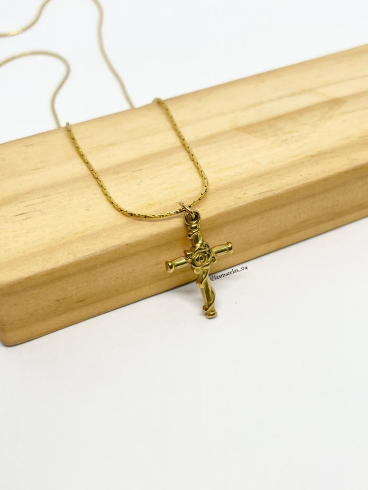 Cadena de cruz con rosa