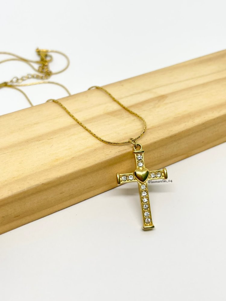 Cadena de cruz con corazon