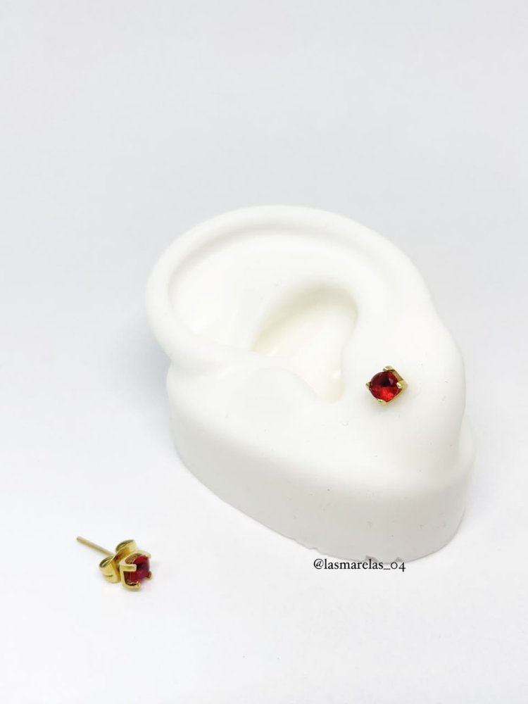 Aritos pequeños diamantes rojos - Acero inoxidables