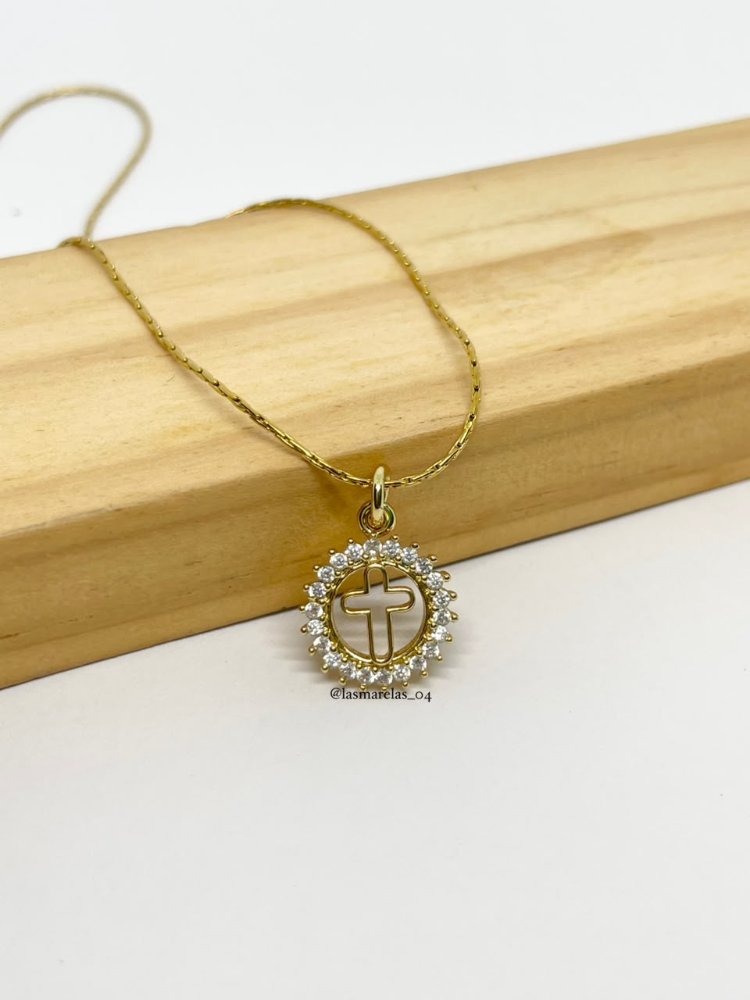 Cadena de cruz con circulo