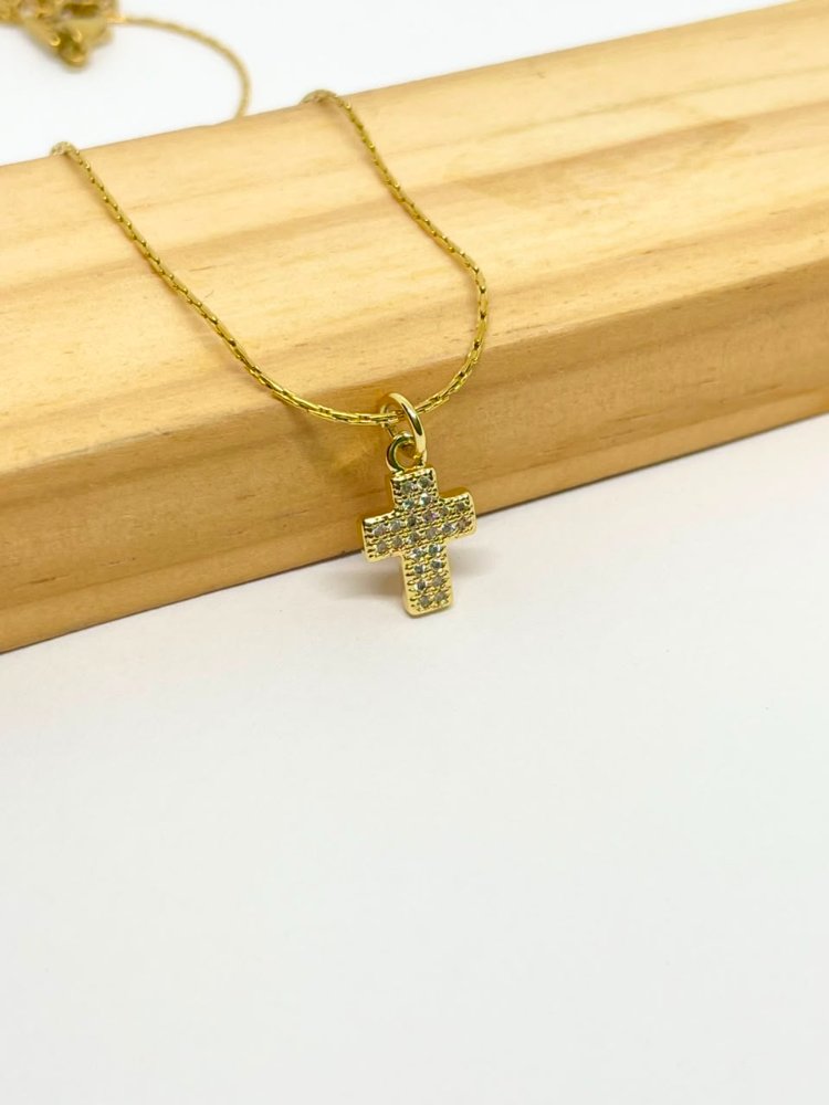 Cadena de cruz con piedritas